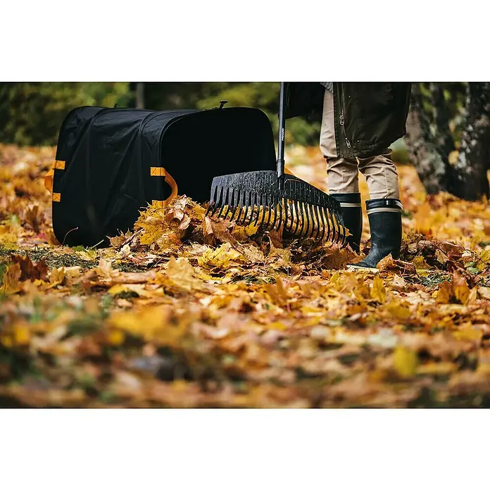 Fiskars Ergo Pop-Up Gartenabfallsack - 219 l - Anwendungsbeispiel