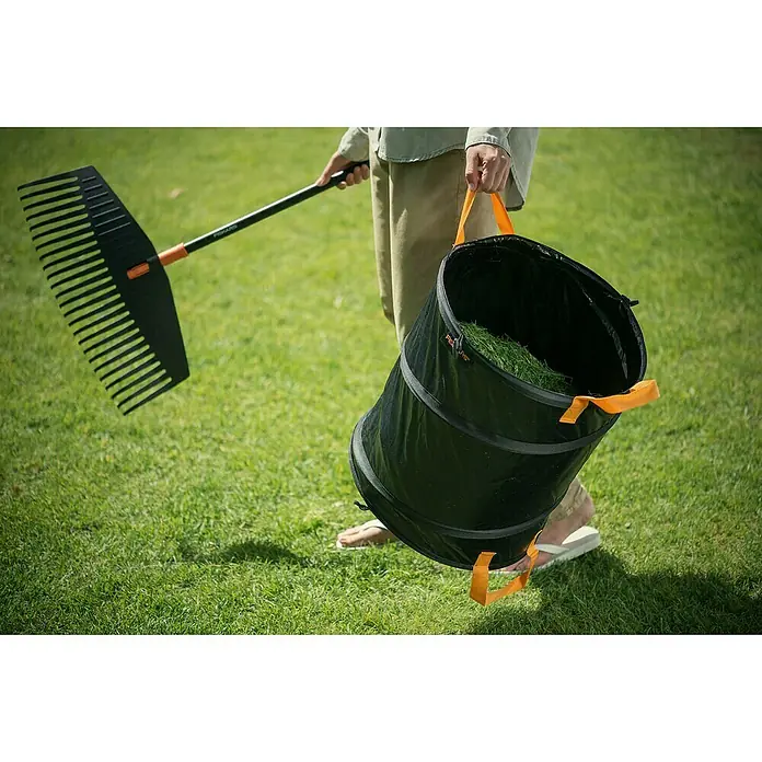 Fiskars Solid Pop-Up Gartenabfallsack - 172 l - Anwendungsbeispiel