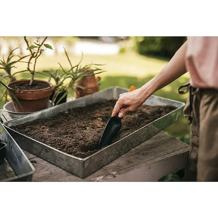 Fiskars Solid Pflanzkelle Saatgut - 29,8 cm - Anwendungsbeispiel