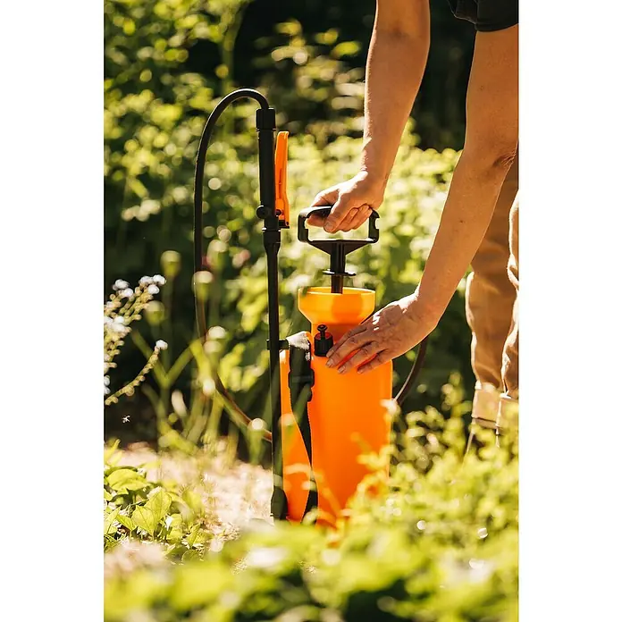 Fiskars Drucksprüher - 5 l, 3 bar - Anwendungsbeispiel