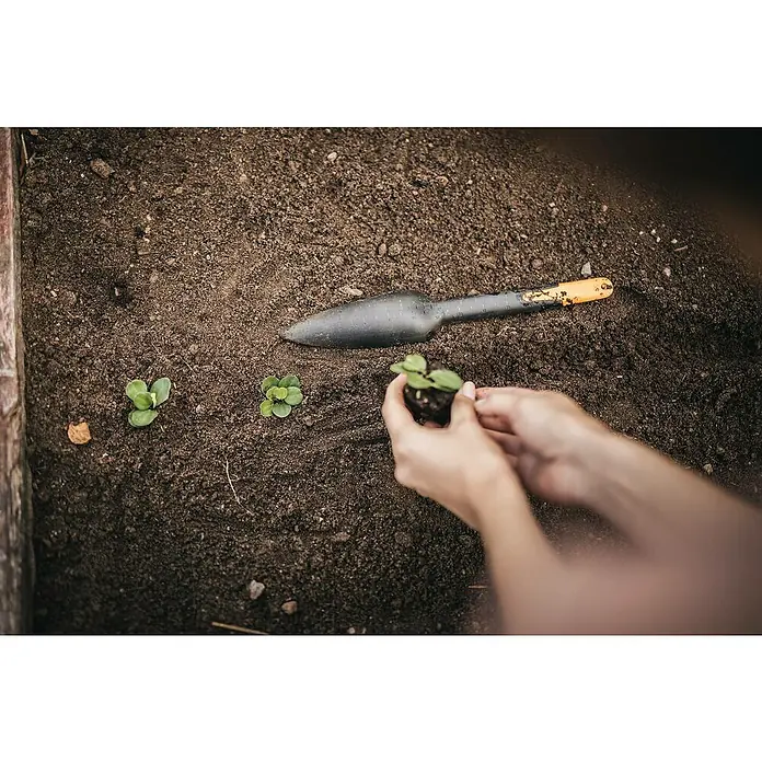 Fiskars Solid Pflanzkelle Saatgut - 29,8 cm - Anwendungsbeispiel