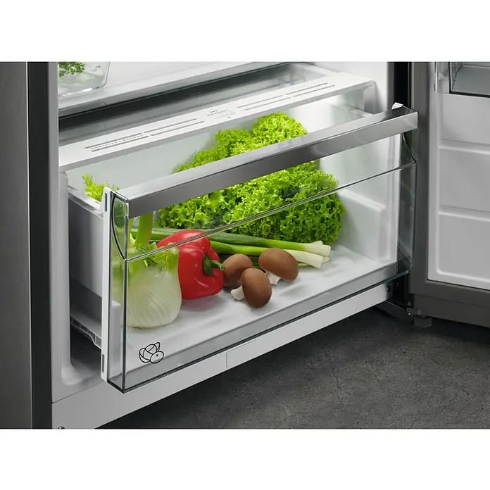 AEG Nevera RKB638E5MX - Contenido útil total: 390 l, 65 x 59,5 x 186 cm, Acero inoxidable - Producto en uso