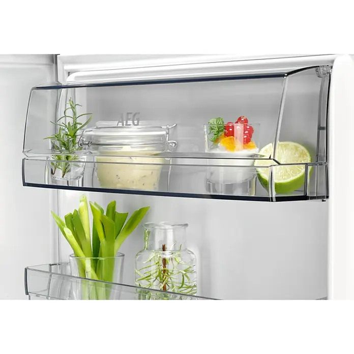 AEG Nevera mini SFB682E1AF - Contenido útil total: 94 l, 54,7 x 59,6 x 81,9 cm, Blanco - Producto en uso
