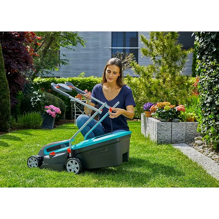 Gardena Akku-Rasenmäher PowerMax 32/36V P4A - 36 V, 2 Akkus, 2,5 Ah, Schnittbreite: 32 cm - Anwendungsbeispiel
