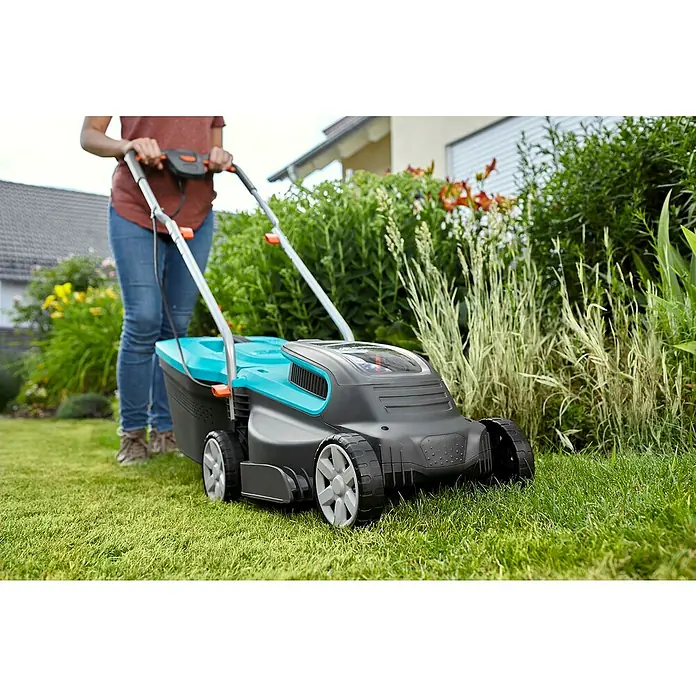 Gardena Akku-Rasenmäher PowerMax 32/36V P4A - 36 V, 2 Akkus, 2,5 Ah, Schnittbreite: 32 cm - Anwendungsbeispiel