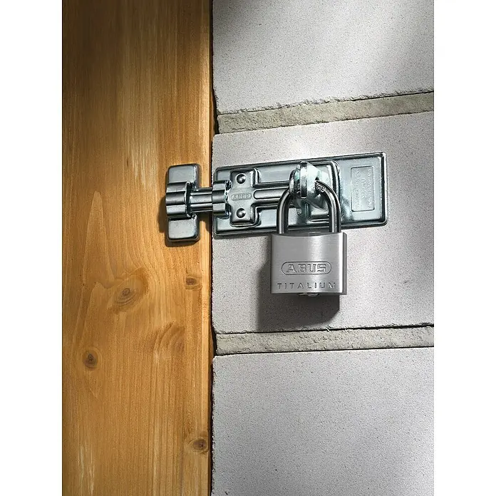 Abus Vorhangschloss 54TI/30 - B x H: 29 x 45 mm, Bügelstärke: 5 mm, Titalium-Spezialaluminium - Stimmungsaufnahme