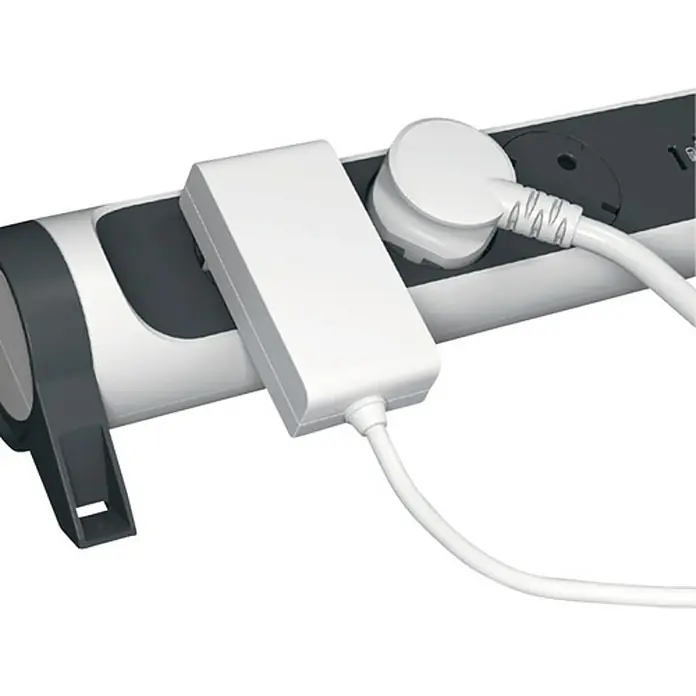 Legrand Base de enchufe múltiple con USB - x 3, Blanco/Negro, Longitud del cable: 1,5 m, 3.680 W - Producto en uso