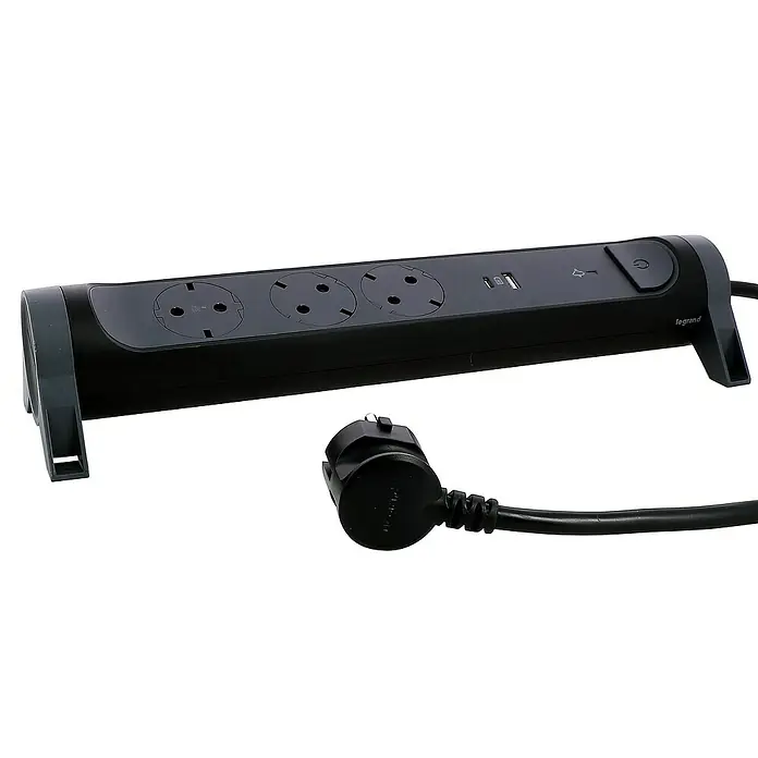 Legrand Steckdosenleiste mit USB - Kabellänge: 1,5 m, 3.680 W - Diagonale Ansicht
