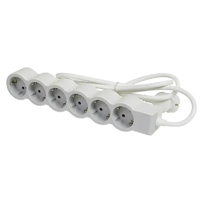 Legrand Steckdosenleiste Standard - 6-fach, Kabellänge: 1,5 m, 3.680 W - Diagonale Ansicht
