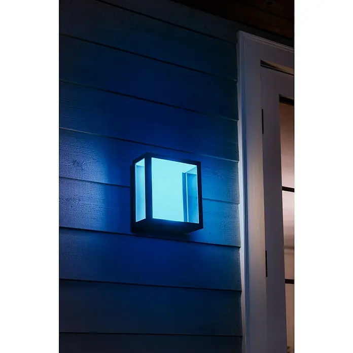 Philips Hue LED-Außenwandleuchte Impress - 8 W, 11,7 x 19 x 24 cm, Schwarz, IP44 - Anwendungsbeispiel