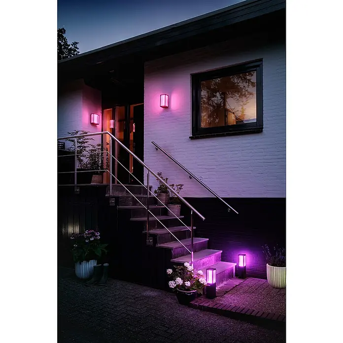Philips Hue LED-Außenwandleuchte Impress - 8 W, 11,7 x 19 x 24 cm, Schwarz, IP44 - Anwendungsbeispiel