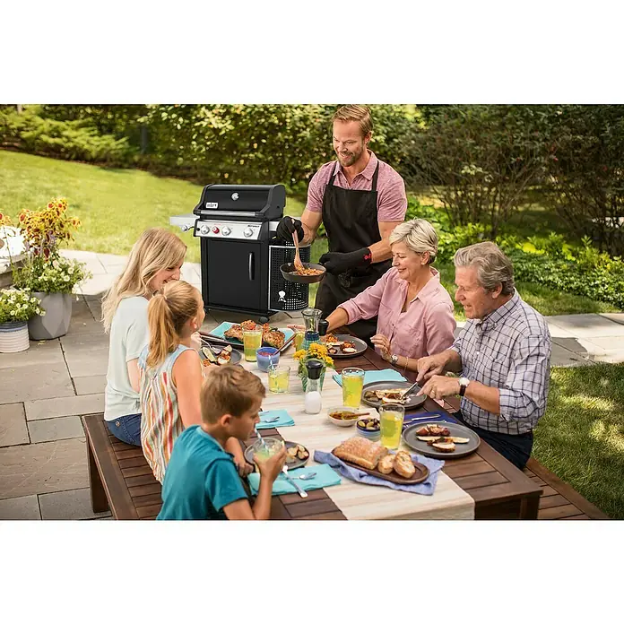 Weber Gasgrill Spirit Premium EP-335 GBS - Anzahl Brenner: 3, Hauptgrillfläche: 60 x 45 cm, 15,1 kW - Anwendungsbeispiel