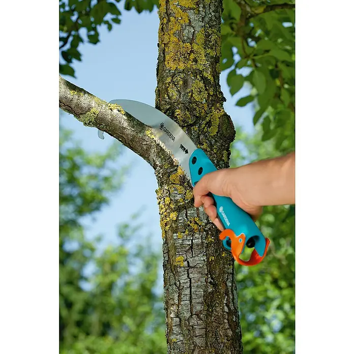 Gardena Combisystem Snoeizaag 300 P gebogen - Uitrusting: Ophangoog, Zaagbladlengte: 34 cm, Hardverchroomd - Toepassingsvoorbeeld