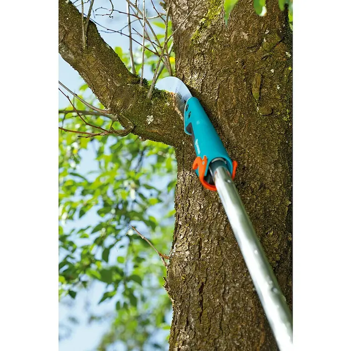 Gardena Combisystem Snoeizaag 300 P gebogen - Uitrusting: Ophangoog, Zaagbladlengte: 34 cm, Hardverchroomd - Toepassingsvoorbeeld