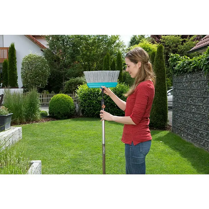 Gardena Combisystem Terrassenbesen - Material Borsten: Kunststoff, Arbeitsbreite: 32 cm - Anwendungsbeispiel