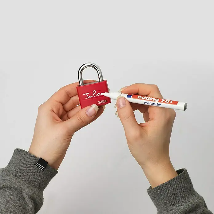 Abus Vorhängeschloss T65 AL - B x H: 43 x 62 mm, Bügelstärke: 6,5 mm, Aluminium, Gelb - Anwendungsbeispiel