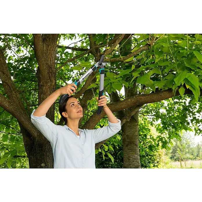 Gardena Cortarramas para jardín Easycut 500B - Bypass, Grosor de rama máx.: 42 mm - Producto en uso
