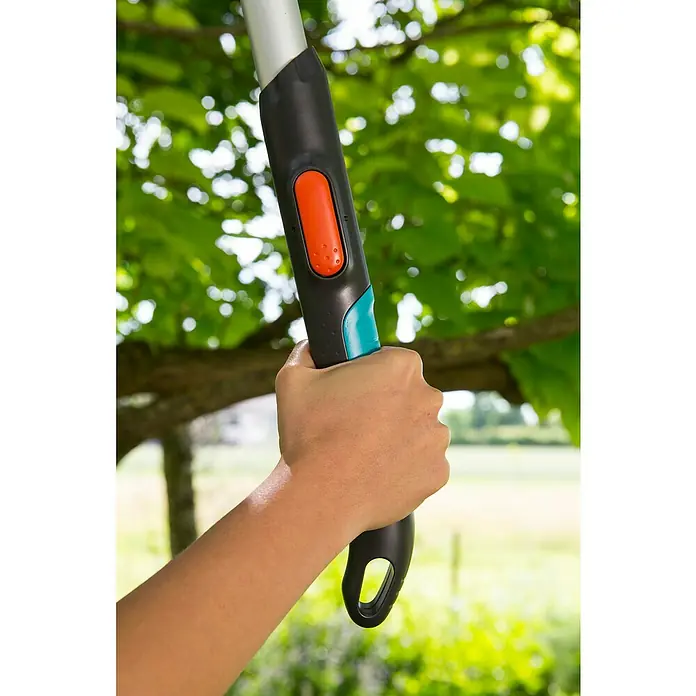 Gardena Teleskopske škare za grane TeleCut 520-670 B - Bypass, Maksimalna debljina grane: 42 mm - Proizvod u upotrebi