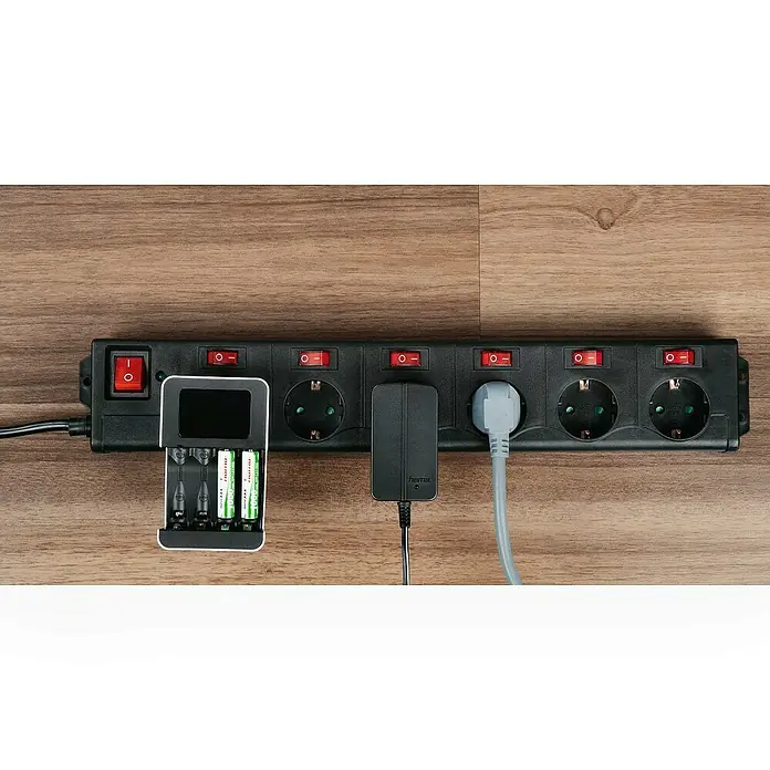 Hama Base de enchufe múltiple XL - x 6, Negro, Longitud del cable: 1,5 m, 3.500 W - Producto en uso