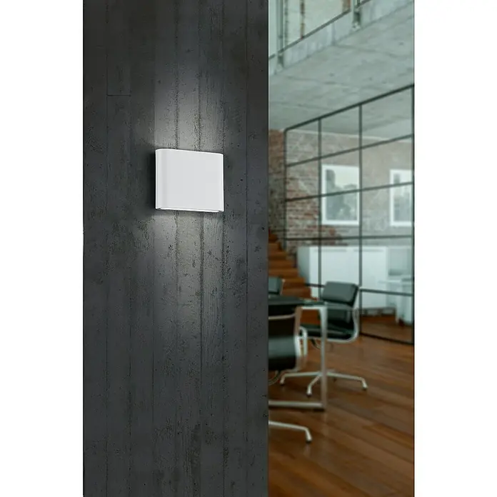Trio Lighting Aplique exterior LED Thames II - 2,5 W, 3 x 11 x 9 cm, Blanco, IP54 - Foto ambiente