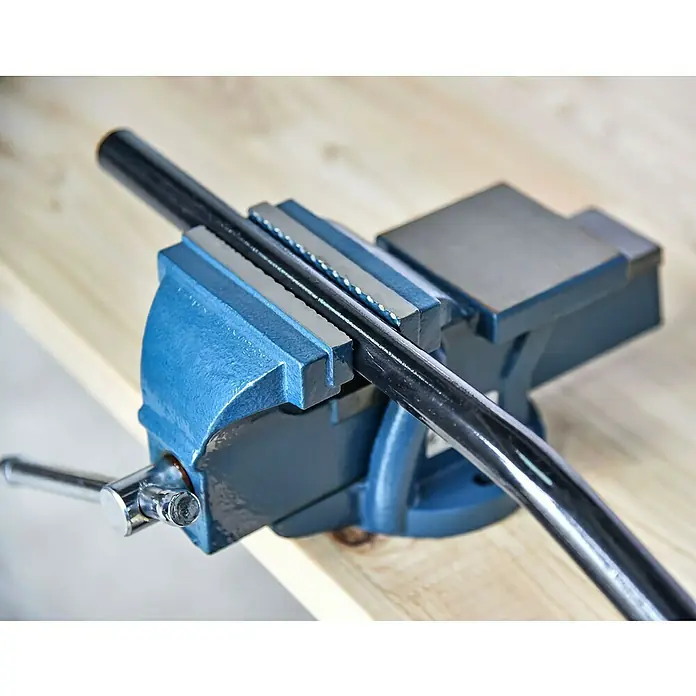 Schraubstock - 125 mm, 360° drehbar, Metall - Anwendungsbeispiel