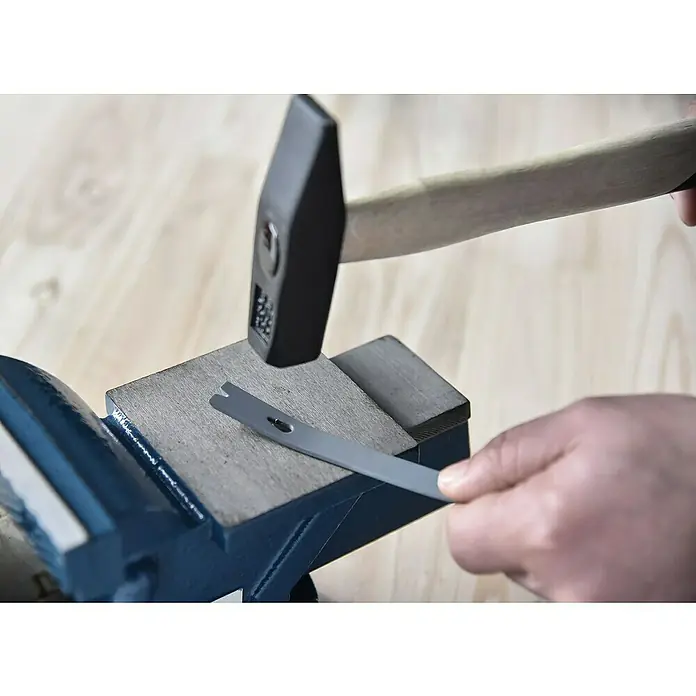 Schraubstock - 100 mm, Feststehend, Metall - Anwendungsbeispiel
