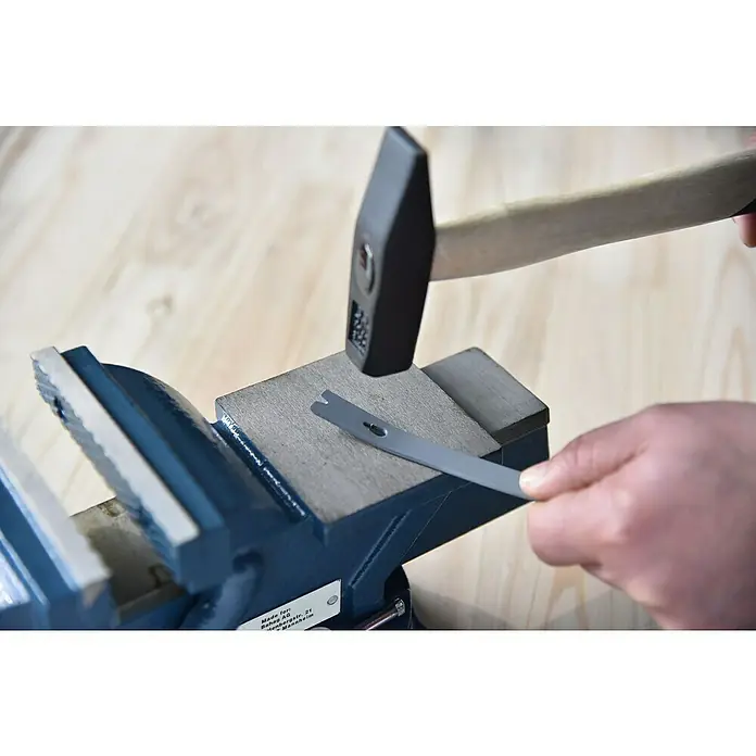 Schraubstock - 125 mm, 360° drehbar, Metall - Anwendungsbeispiel