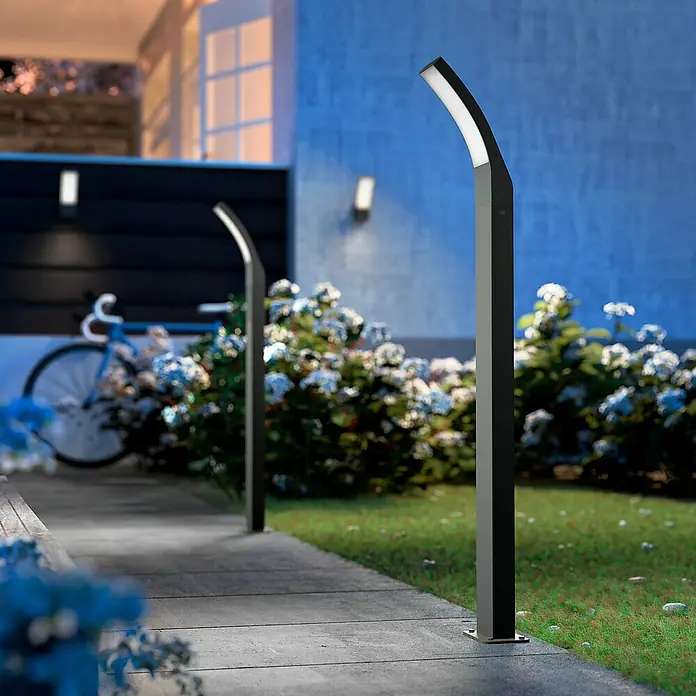 Philips Splay Baliza exterior LED - 12 W, L x An x Al: 16 x 8 x 96 cm, Antracita, Blanco frío - Foto ambiente