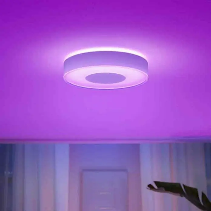 Philips Hue Plafón LED redondo Infuse - 33,5 W, Ø x Al: 38,1 x 8,4 cm, Blanco, Multicolor - Producto en uso