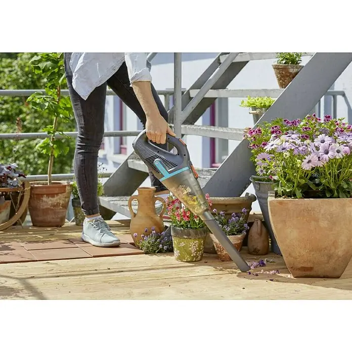 Gardena Ručni usisivač EASYCLEAN  LI - 0,7 l - Proizvod u upotrebi