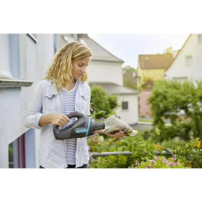 Gardena Ručni usisivač EASYCLEAN  LI - 0,7 l - Proizvod u upotrebi