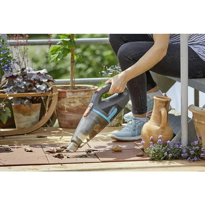 Gardena Ručni usisivač EASYCLEAN  LI - 0,7 l - Proizvod u upotrebi