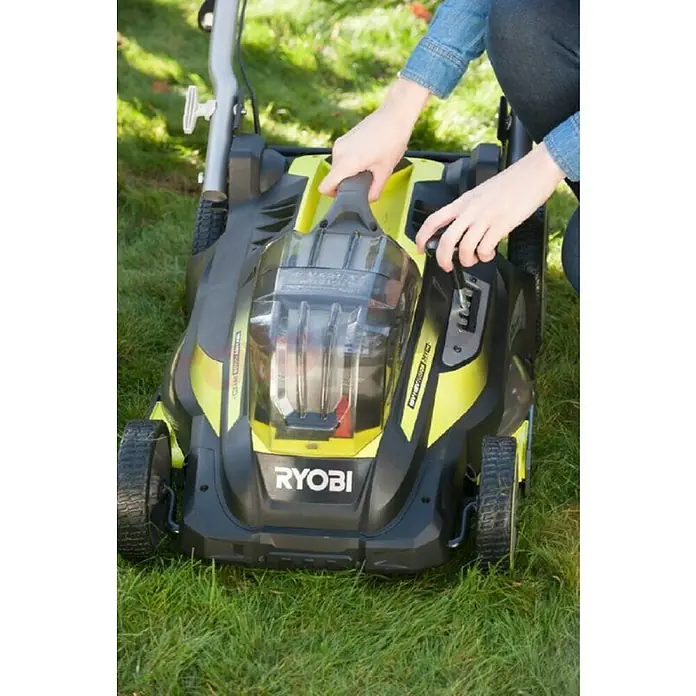 Ryobi Akumulatorska kosilica RLM18X41H240 - 18 V, 2 baterije, 4 Ah - Proizvod u upotrebi