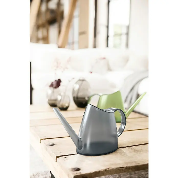 Poétic Fuchsia Gießkanne - Transparent/Rauch, 1,5 l - Stimmungsaufnahme