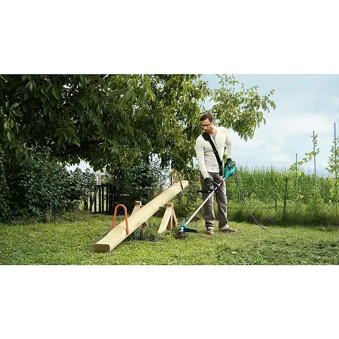 Bosch Elektro-Freischneider AFS 23-37 - 950 W, Schnittbreite: 37 cm Faden/23 cm Messer - Anwendungsbeispiel