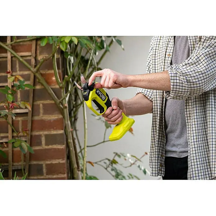 Ryobi ONE+ Aku vrtne škare RY18SCXA-0 - 18 V, Litij-ionska, Bez akumulatora, Maksimalna debljina grane: 28 mm - Proizvod u upotrebi