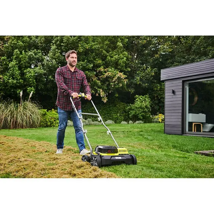 Ryobi ONE+ Akumulatorski prozračivač trave RY18SFX35A-0 - 18 V, Bez akumulatora, Radna širina: 35 cm - Proizvod u upotrebi