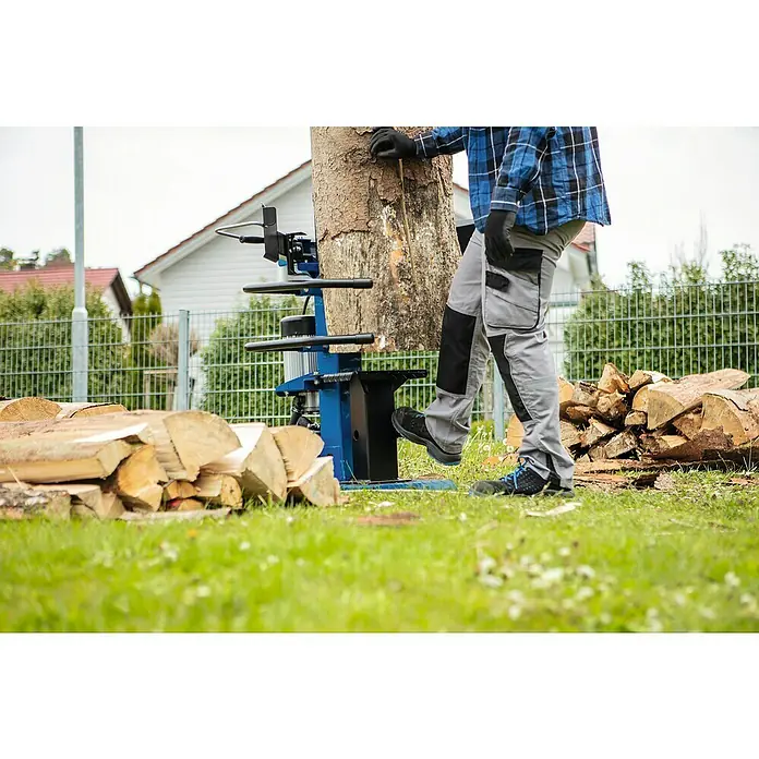 Scheppach Holzspalter Compact 8T - Spaltkraft: 7,95 t, 3.500 kW, 400 V - Anwendungsbeispiel