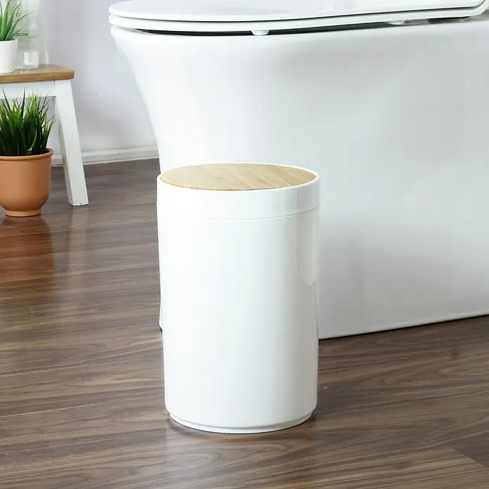 Papelera de baño Darwin - Blanco/Bambú, Redonda, Plástico - Foto ambiente