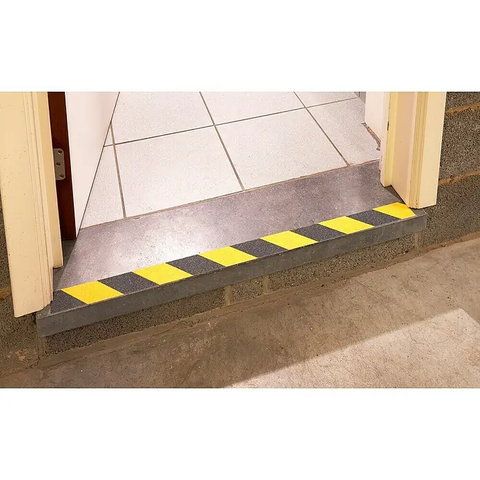 Mottez Signal-Klebeband - L x B: 5 m x 55 mm, Gelb/Schwarz - Stimmungsaufnahme