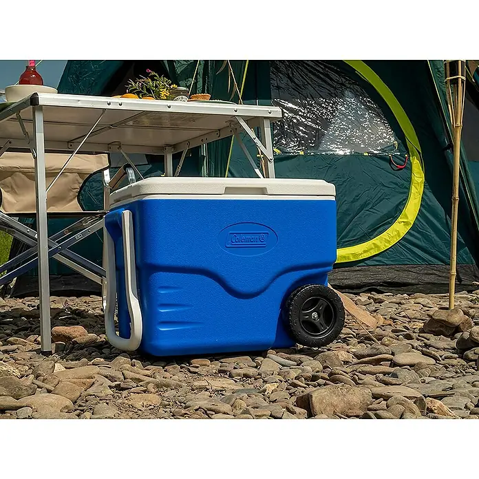 Coleman Nevera portátil 40 QT - L x An x Al: 36 x 57 x 43 cm, 38 l, Azul, Ruedas - Foto ambiente