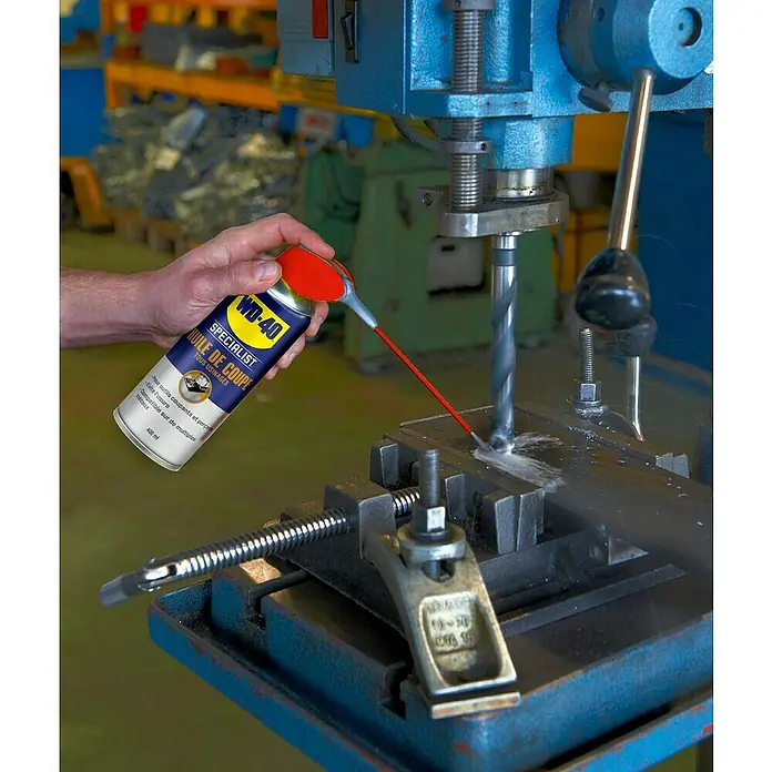 WD-40 Specialist Aceite de perforación y corte multiusos - 400 ml - Producto en uso