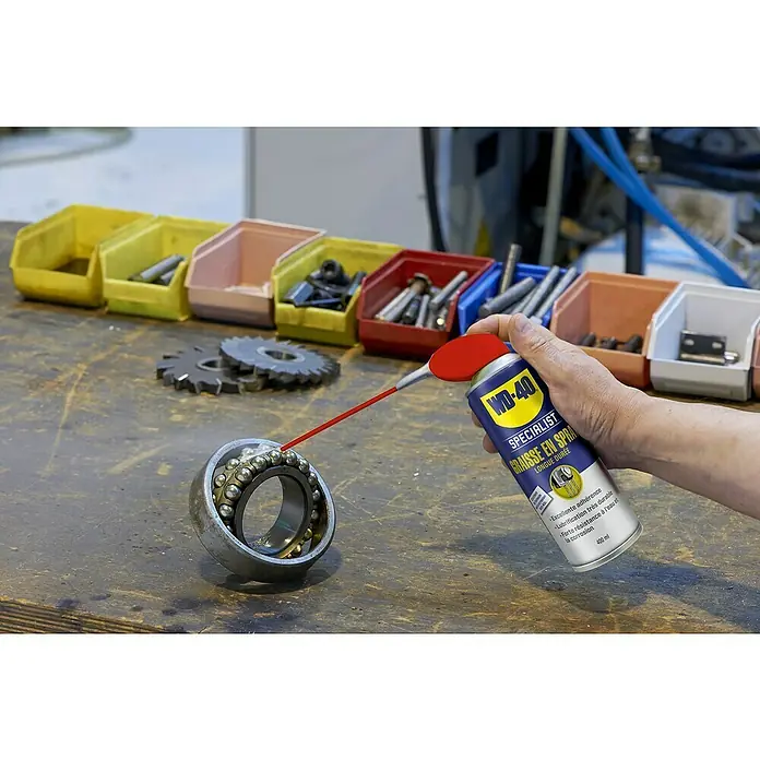WD-40 Specialist Grasa de lubricación de alto rendimiento - 400 ml - Producto en uso