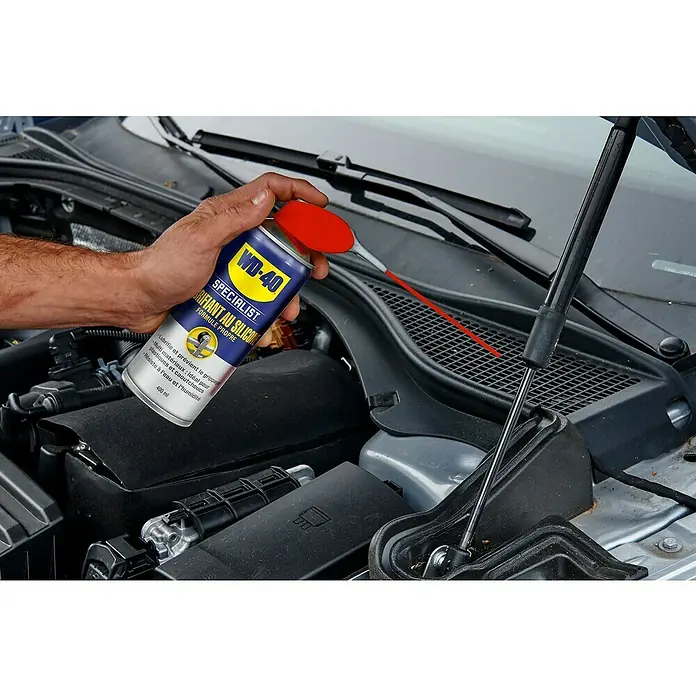 WD-40 Specialist Spray lubricante de silicona - 400 ml - Producto en uso
