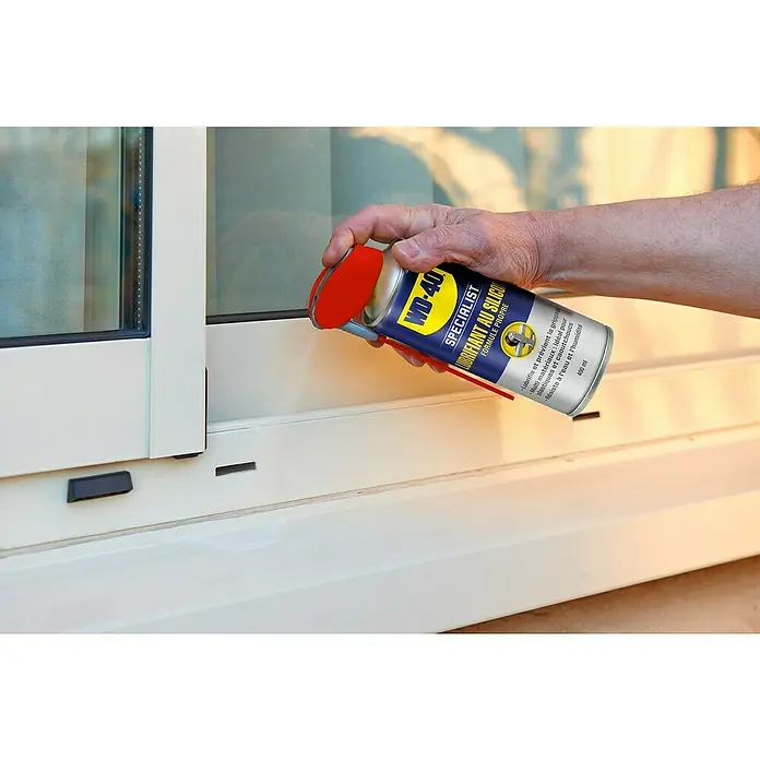 WD-40 Specialist Spray lubricante de silicona - 400 ml - Producto en uso