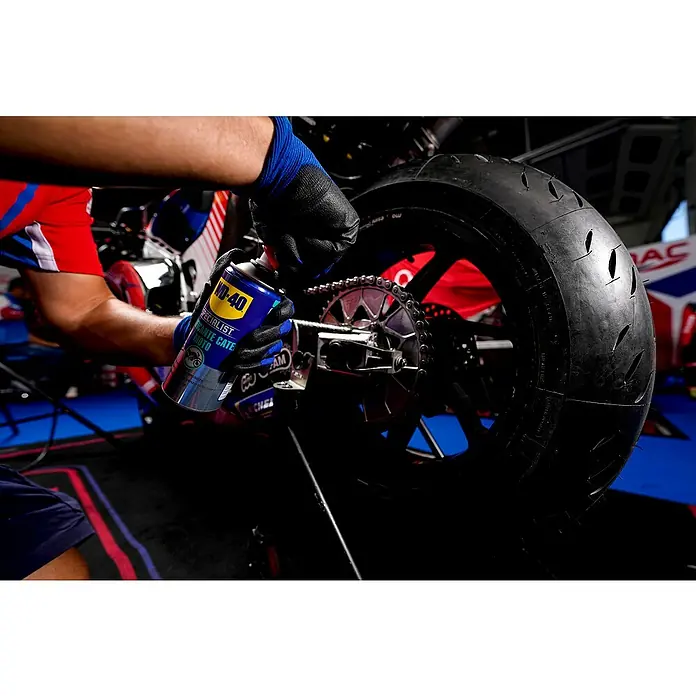 WD-40 Specialist Motorbike Aceite para cadena - 400 ml - Producto en uso