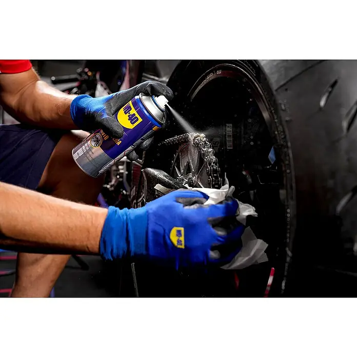WD-40 Specialist Motorbike Grasa para cadena - 400 ml - Producto en uso