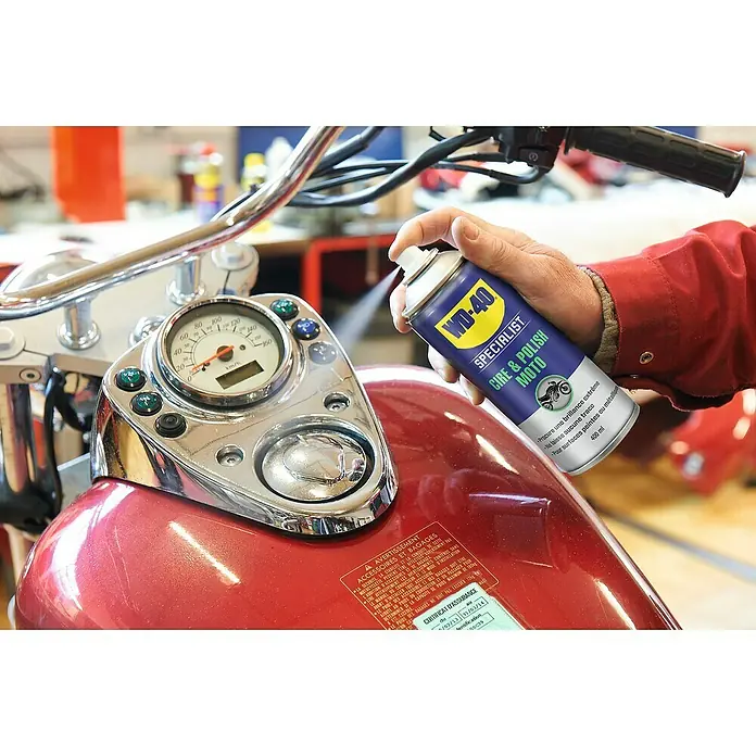 WD-40 Specialist Motorbike Cera para pulir - 400 ml - Producto en uso