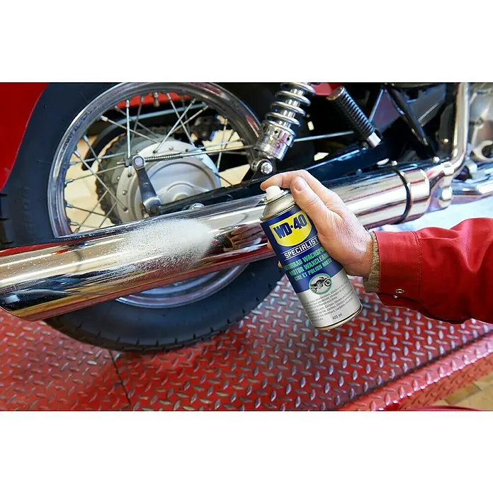 WD-40 Specialist Motorbike Cera para pulir - 400 ml - Producto en uso