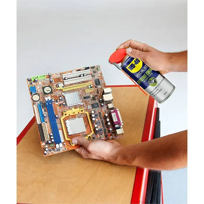 WD-40 Specialist Limpiador de contactos de secado rápido - 400 ml - Producto en uso